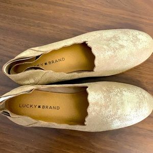 2/$20,3/$25. 🎉Host Pick!🎉 EUC Lucky Brand size 7 flats, gold shimmer